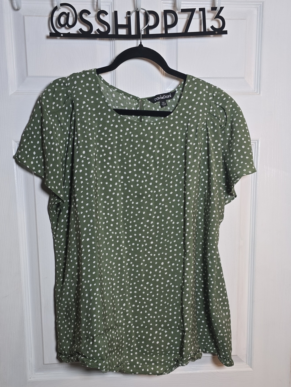 DAVI & DANI 1X Olive Green White Dot Flutter Sleeve Blouse